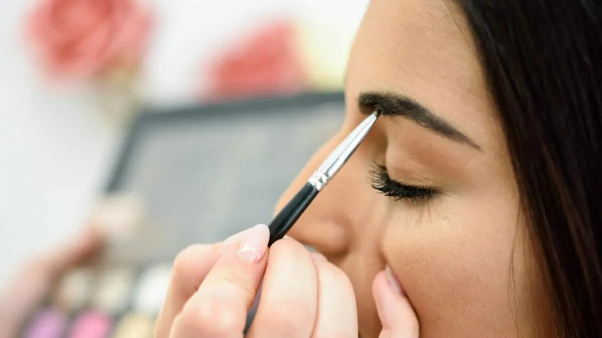 What’s the Difference Between Clean & Synthetic Makeup?