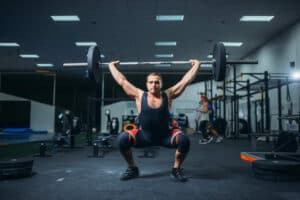 Powerlifter doing snatches in powerlifting gym